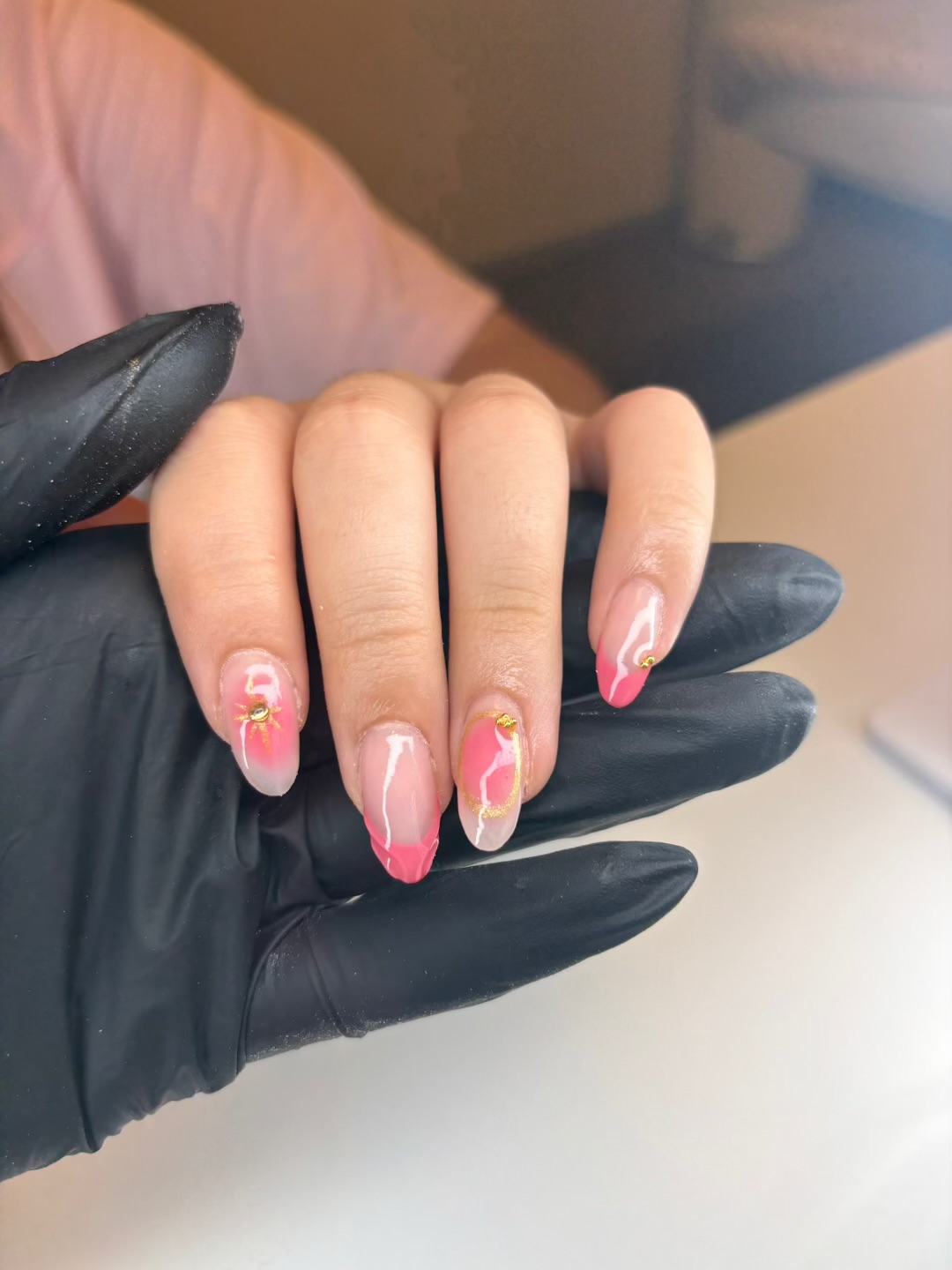 Roze nagels met een gouden sterretje