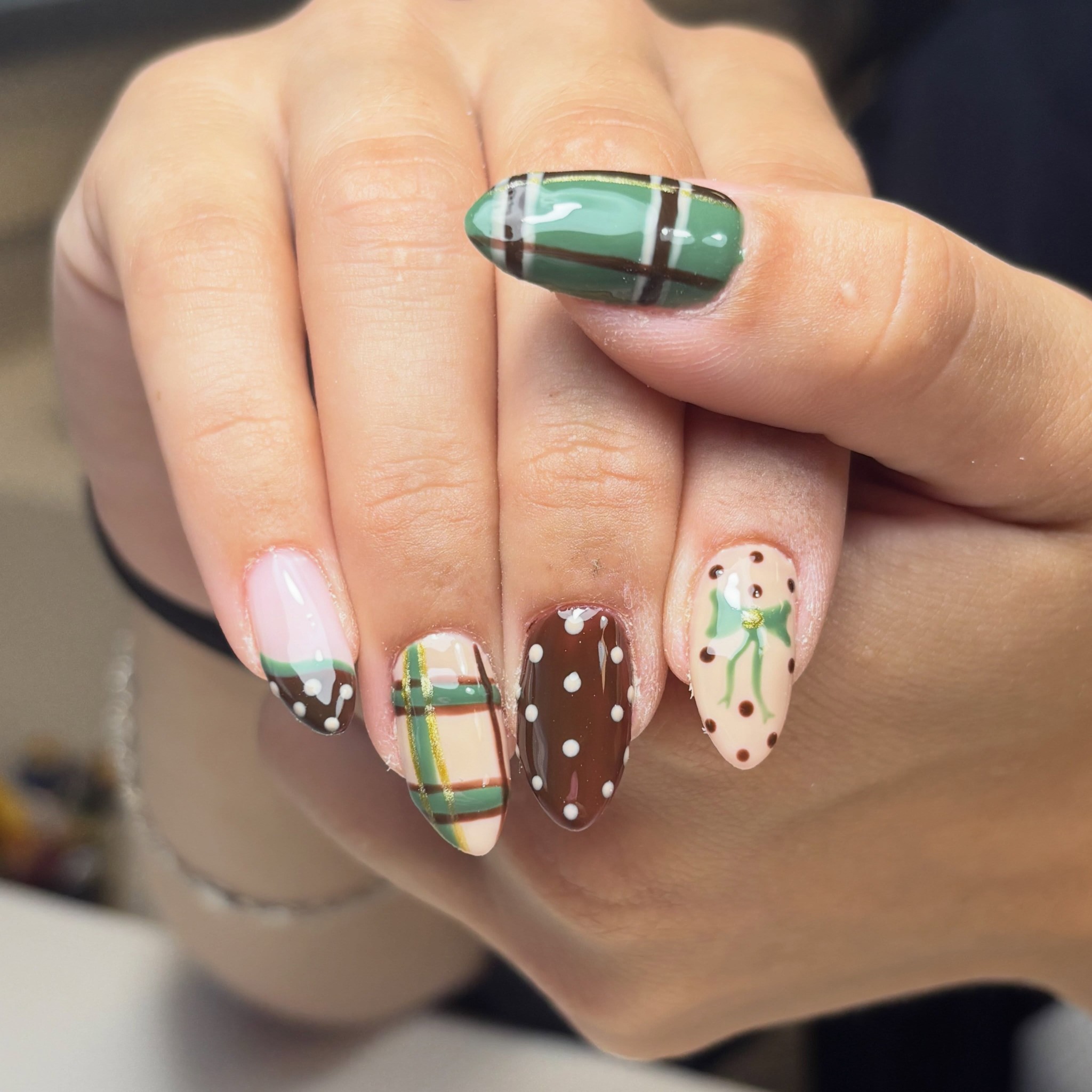 Set met groene ruit, een strikje en bruine stippen